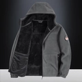 Giacca da uomo in pile grigio scuro con calda fodera spessa e distintivo sportivo invernale - M / grigio scuro