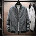 Chaqueta bomber gris de hombre con estampados reflectantes de letras y puños elásticos - M / Gris