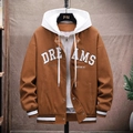 Heren baseballjack in bruin en wit met capuchon, DREAMS-letterprint en casual losse pasvorm - M / Karamel
