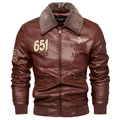 Detail der braunen Fliegerjacke aus Kunstleder mit beigem Lammfellkragen und Stickerei - L / Weinrot