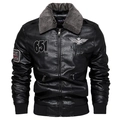 Detail der schwarzen Pilotenjacke aus Kunstleder mit grauem Pelzkragen und 651-Stickerei - L / Schwarz
