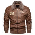 Detailaufnahme der braunen Pilotenjacke aus Kunstleder mit Pelzkragen und Stickerei - L / Kaffeebraun
