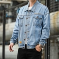 Giacca di jeans uomo lavaggio azzurro chiaro vestibilità ampia con tasche cargo e bottoni - S / Azzurro
