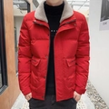 Giacca invernale da uomo rossa con collo in pelliccia beige e ampie tasche laterali - M / Rosso