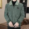 Herren Cordjacke in Dunkelgrün mit Lammfellkragen und Vintage-Abzeichen im Loose Fit - M / Armeegrün