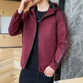 Herren Freizeitjacke mit Kapuze in Weinrot mit schwarzen Streifen am Ärmel für Sport - M / Burgunderrot