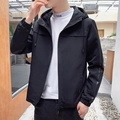 Schwarze Herren Windjacke mit Kapuze und modischem Buchstabendruck am Ärmel für Herren - M / Schwarz