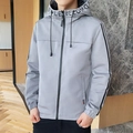 Hellgraue Kapuzenjacke mit schwarzem Reißverschluss und gestreiften Ärmeln im Casual-Stil - M / Grau