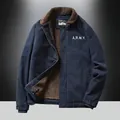 Giacca invernale da uomo blu navy con fodera in pile marrone e stampa ARMY sul petto - M / Blu scuro