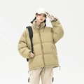 Piumino imbottito oversize verde kaki da uomo con un design trapuntato caldo e minimalista - S / Cachi