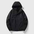 Giacca outdoor nera da uomo con cappuccio, logo SPORT bianco e tessuto tecnico antivento - L / Stile Uomo / Nero