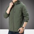 Giacca leggera da uomo verde militare con cappuccio e tasche multiple in tessuto antivento - M / Verde Militare