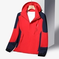 Waterdichte outdoor jas met capuchon in rood en navy contrast patchwork design - M / Rood (Heren)