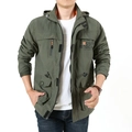 Giacca outdoor con cappuccio verde militare da uomo con tasche multiple e stile utility - M / Stile Cargo Standard / Verde Militare