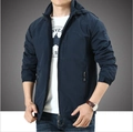Giacca a vento uomo blu navy con cappuccio, tasche con zip e polsini regolabili - M / Blu scuro