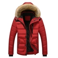 Giacca da uomo rossa con cappuccio con bordo in ecopelliccia e calda fodera in pile - 3XL / Rosso