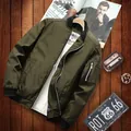 Chaqueta bomber verde oliva con ribetes negros y bolsillo con cremallera en manga - M / Verde