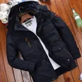 Parka da uomo blu scuro spesso con calda fodera in pile e design multi-tasca esterno - M / Blu scuro