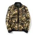 Heren camouflage bomberjack met militaire patches en geribbelde manchetten in groen - M / Khaki