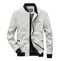 Chaqueta de béisbol entallada para hombre en beige claro con ribetes negros y logo - M / Caqui