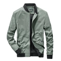 Chaqueta bomber entallada verde salvia con cuello acanalado negro y bordado - M / Verde Judía