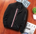 Blouson aviateur noir pour homme avec ruban tricolore sur fond de bois de feuillu - M / Noir