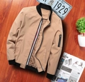 Blouson bomber kaki pour hommes avec bords noirs et poche zippée sur fond de bois - M / Kaki