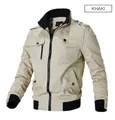 Dettaglio giacca militare kaki con colletto a costine e tasche con bottoni a pressione - M / Cachi