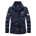 Marineblaues Herren-Baumwoll-Arbeitshemd im Militärstil mit Abzeichen auf weißem Grund - 6XL / Dunkelblau