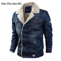 Detailansicht der Jeansjacke mit dickem Fleecefutter und symmetrischen Brusttaschen - 3XL / Dunkelblau