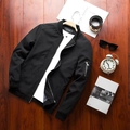 Klassische schwarze Bomberjacke für Herren mit Reißverschluss auf dunklem Holz - 6XL / Schwarz
