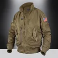 Chaqueta bomber para hombre en color caqui con cuello alto y bolsillos tácticos - S / Caqui