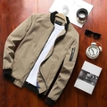 Herren Bomberjacke in Khaki mit Rippbündchen und Ärmeltasche auf Holzuntergrund - 6XL / Khaki