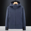 Chaqueta de exterior azul marino para hombre con capucha, tejido cortavientos y bolsillos - M / Azul oscuro