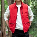 Rote Outdoor-Weste für Herren mit Stehkragen und praktischem Multi-Pocket-Design - M / Rot