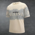 Λεπτομέρεια βαμβακερού t-shirt με τύπωμα QIXING και tie-dye λωρίδα street style - XXS / Χακί