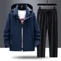 Buitensportpak voor heren met marineblauwe windjack en zwarte waterdichte broek - M / Blauw + Zwart