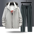 Wandelpak voor heren met lichtgrijs jack met capuchon en antracietkleurige sportbroek - M / Lichtgrijs en Donkergroen