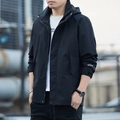 Schwarze Outdoor-Herrenjacke mit Kapuze, winddichtem Stoff und Outdoor-Aufdruck - S / Schwarz