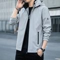 Chaqueta gris claro para hombre con capucha, cremallera negra y estampado en la manga - M / Gris claro