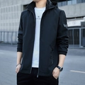 Chaqueta con capucha negra para hombre con parche en el brazo y cremallera sobre camiseta - M / Negro