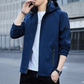 Chaqueta azul marino para hombre con capucha, etiqueta decorativa en manga y corte entallado - M / Azul