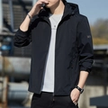 Chaqueta cortavientos negra para hombre con capucha, parche en manga y bolsillos de cremallera - M / Negro
