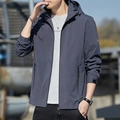 Chaqueta con capucha slim fit para hombre en gris oscuro con tejido cortavientos - M / gris oscuro