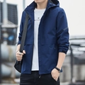 Coupe-vent bleu marine pour homme avec capuche et détails sportifs sur la manche - M / Bleu foncé