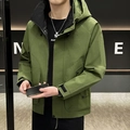 Giacca da uomo verde militare con cappuccio in tessuto antivento e polsini regolabili - M / Verde Militare