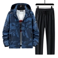 Heren sportset met een blauw camouflagejack met capuchon en een zwarte trainingsbroek - M / Blauw + Zwart