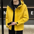 Giacca a vento uomo giallo vivace con cappuccio, tasche cargo e polsini regolabili - M / Giallo zenzero