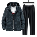 Heren sportset met grijs camouflagejack met capuchon en zwarte trainingsbroek - M / Donkergrijs + Zwart