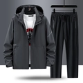 Donkergrijze outdoor wandeljas set met bijpassende broek en een wit bedrukt T-shirt - M / Donkergrijs + Zwart